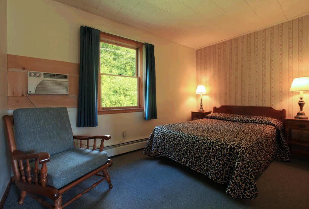 Ladd Brook Inn Pownal Room photo